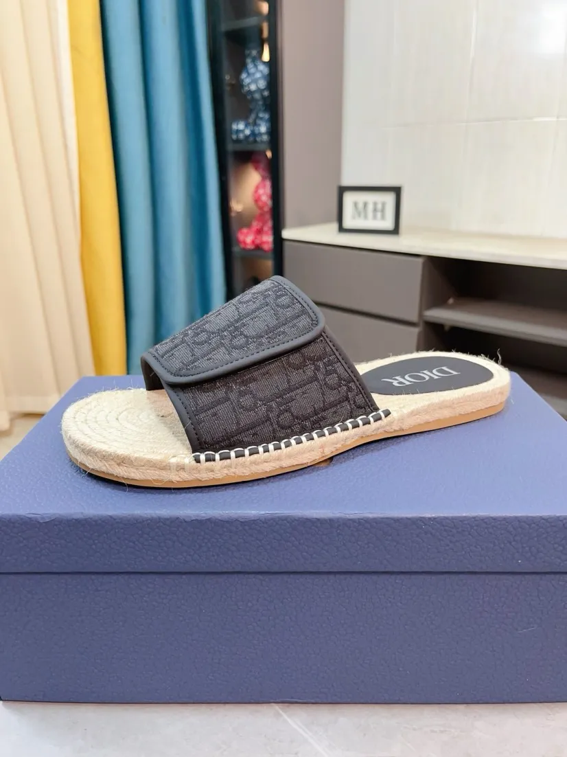 Men's men's shoes💰320🌸🌸High-end version. DIOR💁Men's slippers, high-end and upscale [strong][strong], compare quality at counters. The upper is hand-drawn, a combination of native hemp and raw rubber sole [strong][strong], breathable and non-slip outsole [rose][rose], breathable and comfortable lambskin lining, density 100% comfortable [gift][gift], original wear-resistant code number 38-44. Can be customized 45-46-47